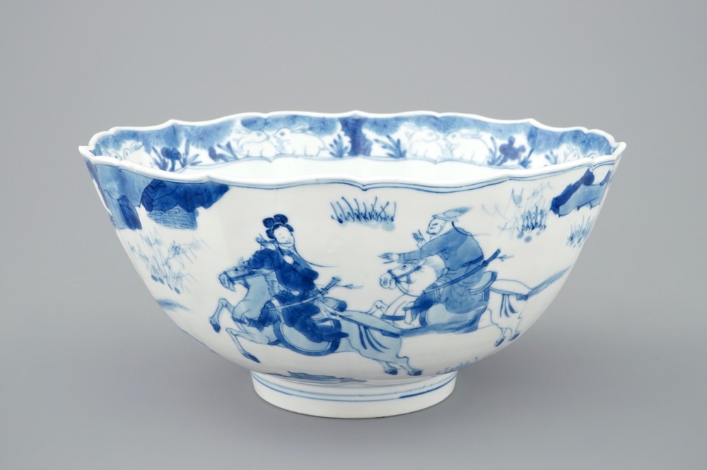 Een Chinese blauw-witte soft paste kom met ruiterdecor, Kangxi